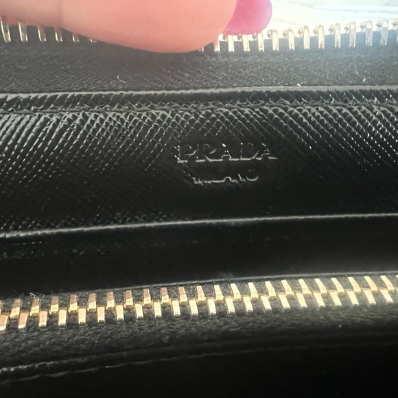 Prada Large Saffiano Leather Black Zip Wallet Great Condition - Picture 5 of 11